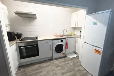 1 bed flat, North Road East, North Hill, Plymouth, PL46AS - Image 2